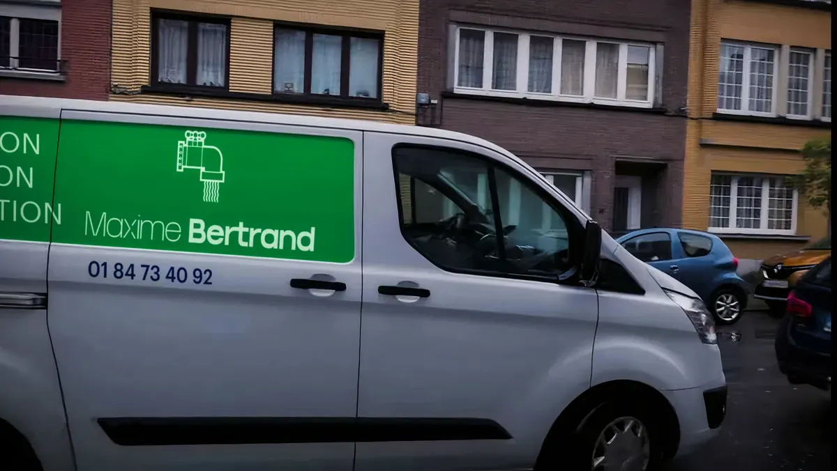 Camionnette d'intervention de Maxime Bertrand, plombier à Viroflay, prête à partir en dépannage